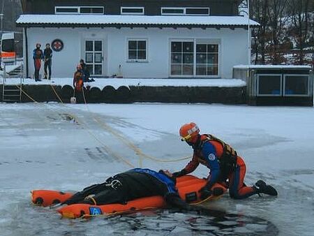 Vorsicht beim Betreten der Eisflächen